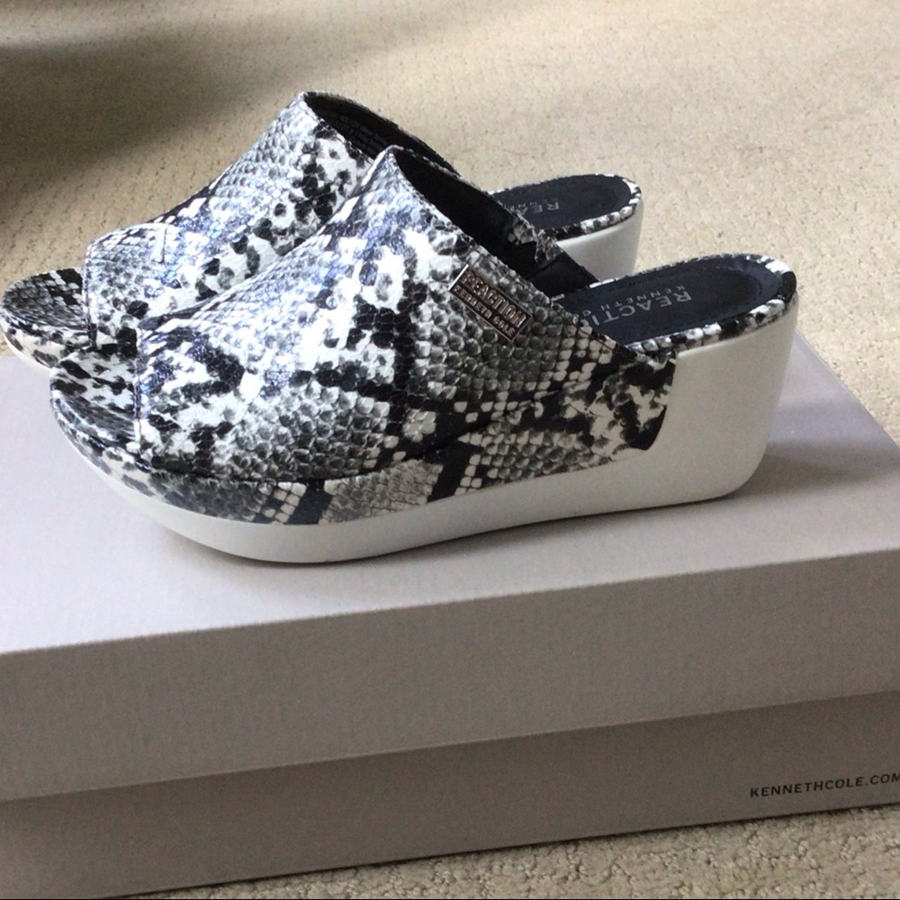 Kenneth Cole Pepea Slide in Black & White. Size 5.